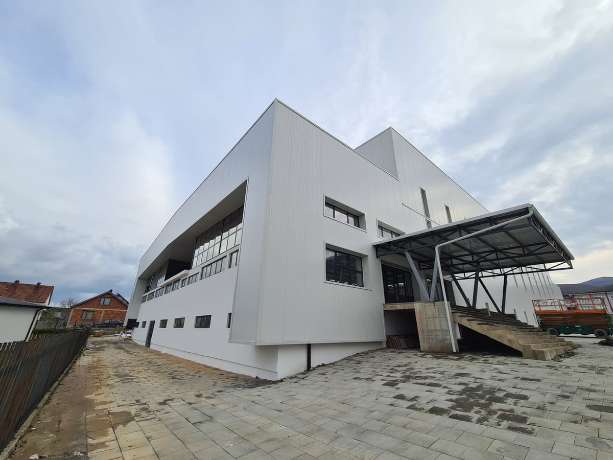 Salla E Sporteve Dhe Panaireve Greme — Metal construction project 124